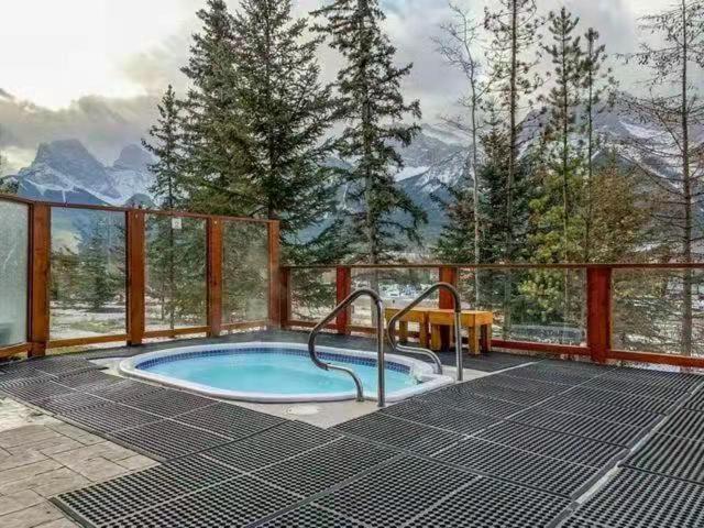 Sunny Tranquil Woods Turret In Falcon Crest Lodge Canmore Dış mekan fotoğraf