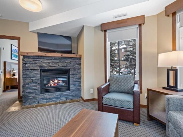 Sunny Tranquil Woods Turret In Falcon Crest Lodge Canmore Dış mekan fotoğraf